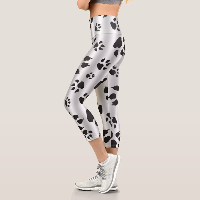 Schimmernde Silber- und Schwarz-Hund-Paw-Drucke Capri Leggings (Links)