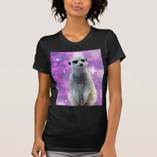 Schimmernder Charme: Meerkat auf rosa Bokeh Hinter T-Shirt (Vorderseite)