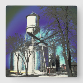 Schimmernder Wasserturm Quadratische Wanduhr