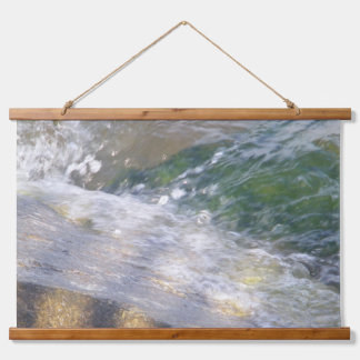 Schimmerndes Wasser auf Felsen Holz Wandteppich Mit Holzrahmen
