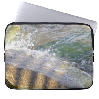 Schimmerndes Wasser auf Felsen Laptop-Hülle Laptopschutzhülle