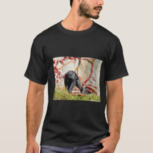 Schimpanse, der auf dem Gras auf der Postkarte des T-Shirt