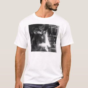 Schimpanse gesetzt am Tisch am nationalen Zoo T-Shirt