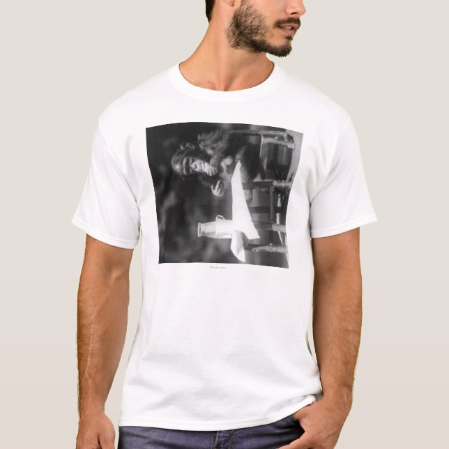 Schimpanse gesetzt am Tisch am nationalen Zoo T-Shirt (Vorderseite)