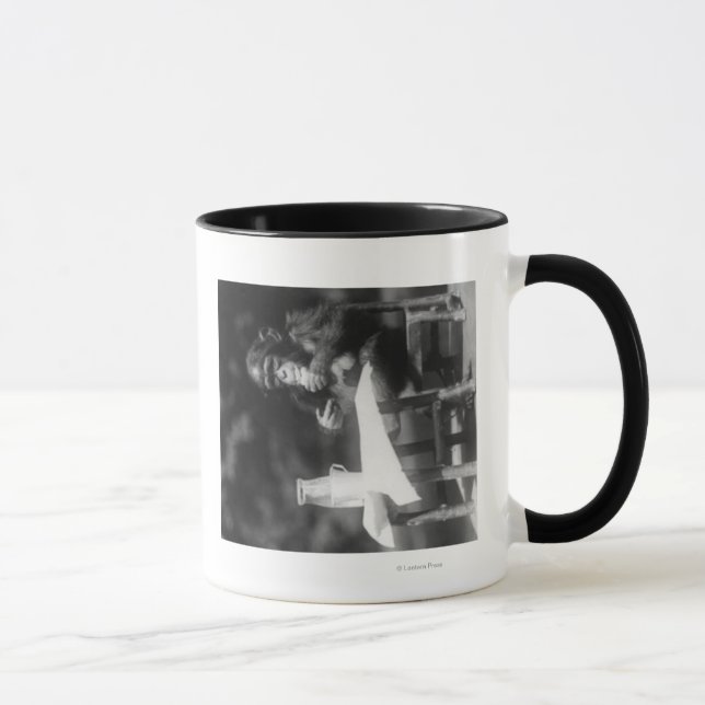 Schimpanse sitzt am Tisch im Nationalpark Tasse (Rechts)