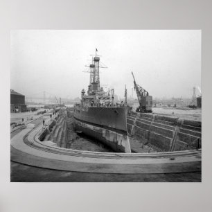 Schlachtschiff im Trockendock, 1920. Vintage-Foto Poster