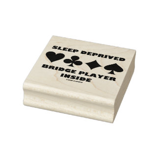 Schlaf-Depriep-Bridge-Player-Anzug auf der Karte Gummistempel