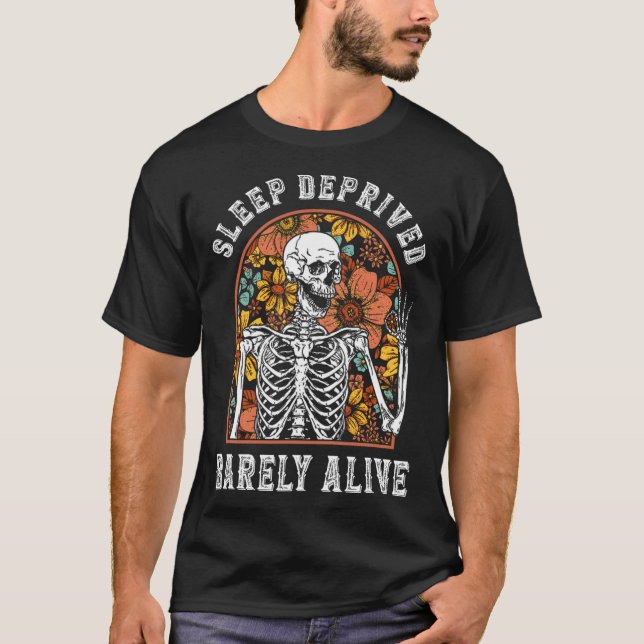 Schlaf Deprived Barely Alive Funny Skeleton Hallow T-Shirt (Vorderseite)
