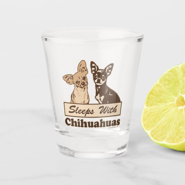 Schlaf mit Chihuahua Schnapsglas (Vorderseite)