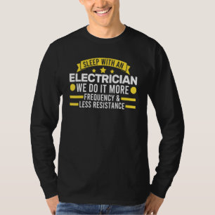Schlaf mit einem Elektriker Wir tun es Elektro T-Shirt