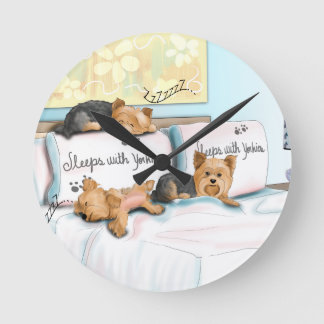 Schlaf mit Yorkies durch Catia Cho Runde Wanduhr