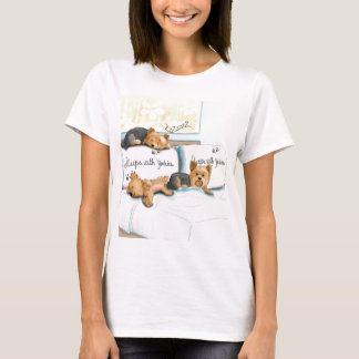 Schlaf mit Yorkies durch Catia Cho T-Shirt