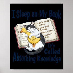 Schlafe auf einem Buch namens Wissen aufsaugen Poster