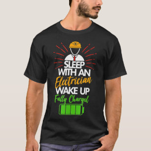 Schlafe mit einem Elektriker, wache voll aufgelade T-Shirt