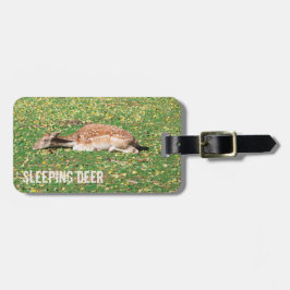 Schlafen Hirsch im Winterschlaf auf der Wiese im H Gepäckanhänger