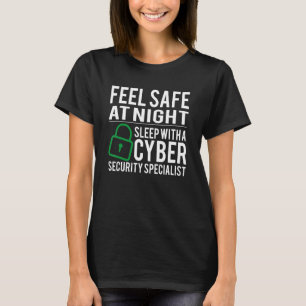 Schlafen mit einem Cyber-Security-Experten Hacker T-Shirt
