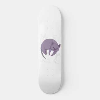 Schlafen mit grauem Katzen und Kletterdoodles Skateboard