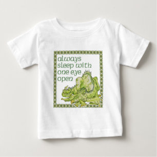 Schlafen Sie immer mit einem offenen Auge Baby T-shirt
