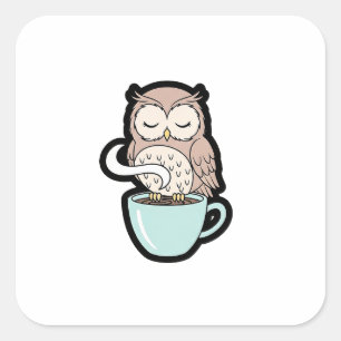 Schlafende Eule auf Kaffee – süße gemütliche Illus Quadratischer Aufkleber