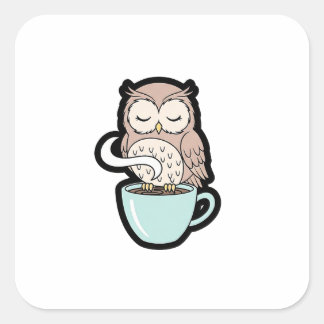Schlafende Eule auf Kaffee – süße gemütliche Illus Quadratischer Aufkleber