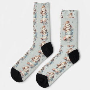 Schlafende Eule in gestapelten Blumen-Teetassen Socken