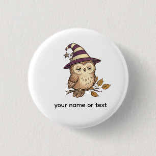Schlafende Nachteule in lila Hexenhut Halloween-Ko Button