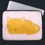 Schlafende Orange Tabby Cat Laptopschutzhülle<br><div class="desc">Das ansprechende Design zeichnet sich durch eine süße Abbildung eines orangefarbenen Tischkätzchens aus,  das ein Nickerchen auf niedlichen rosa oder blauen Herzen nimmt,  und durch den Pfotendruck entsteht ein Muster-Hintergrund.</div>