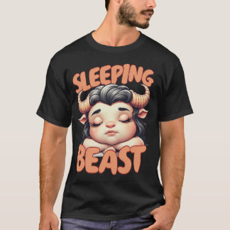 Schlafende weibliche Minotaure mit übertriebenen M T-Shirt