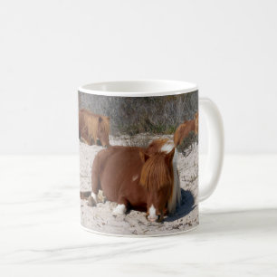 Schlafende wilde Ponys im Assateague National Park Kaffeetasse