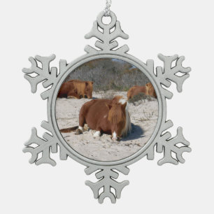 Schlafende wilde Ponys im Assateague National Park Schneeflocken Zinn-Ornament
