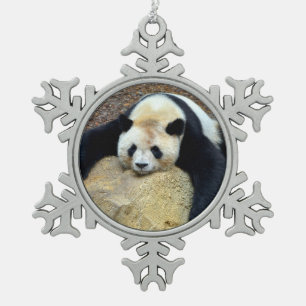 Schlafender Riesenpanda fiel auf einen Felsspuzzi Schneeflocken Zinn-Ornament