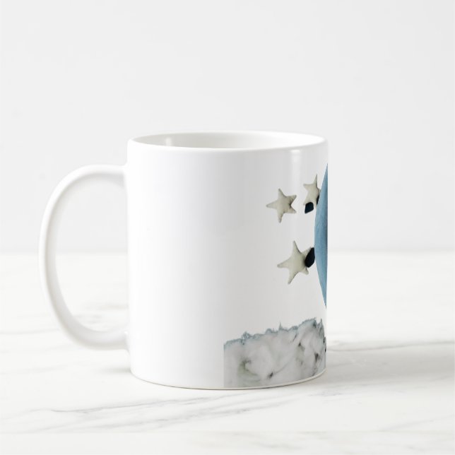 🌙 Schlafendes Baby auf Mond Tasse – Sterne & Wolk (Links)