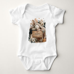 Schlafendes Babykaninchen mit gestrickter Decke un Baby Strampler