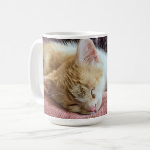 Schlafendes, gingerfarbenes Kätzchen Kaffeetasse
