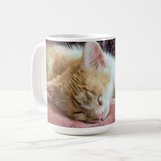 Schlafendes, gingerfarbenes Kätzchen Kaffeetasse (Vorderseite Links)