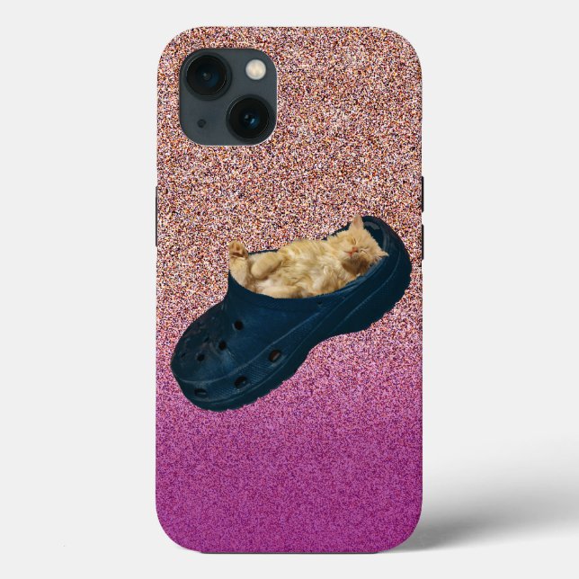 Schlafendes Kätzchen in Croc-Schuh, Iphone 13 Case (Rückseite)