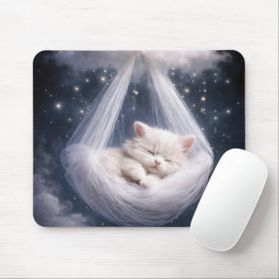 Schlafendes Kätzchen in einer Tüll-Hängematte Mousepad