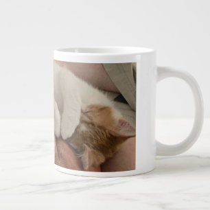 Schlafendes, orange-weißes Kätzchen Jumbo-Tasse