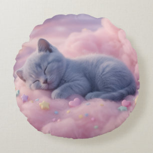 Schlafendes Pastell-Kätzchen auf flauschigen rosa Rundes Kissen