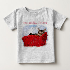 Schlafenkätzchen im hellen roten Korb Baby T-shirt