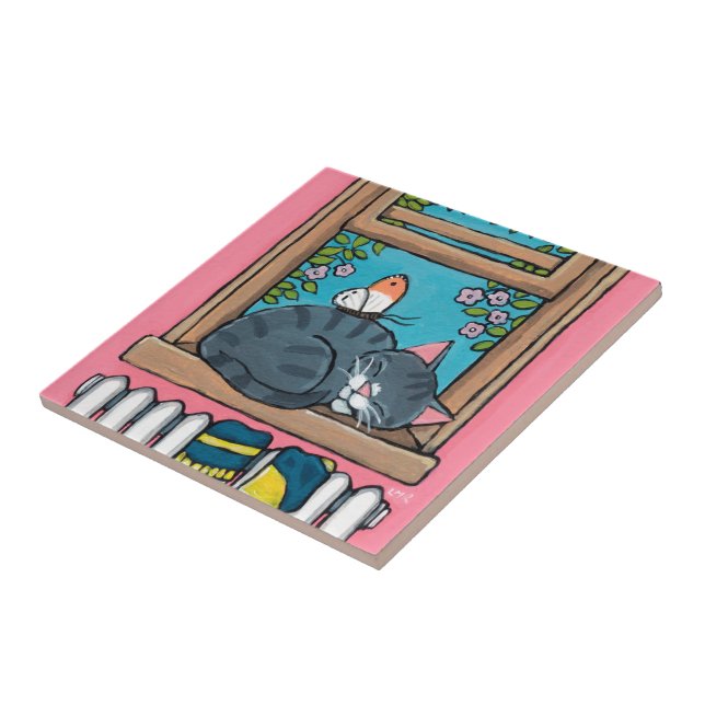 Schlafentabby-Katze mit Schmetterling auf Fliese (Seite)