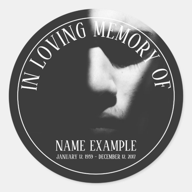 Schlafgesicht im Halbschatten Runder Aufkleber (Vorderseite)