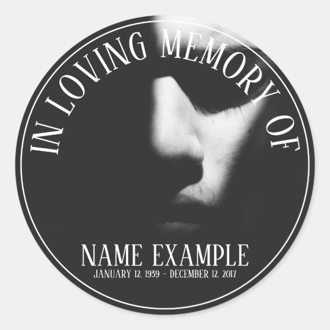 Schlafgesicht im Halbschatten Runder Aufkleber (Vorderseite)