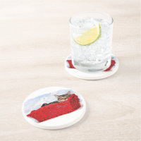 Schlafkätzchen im hellen roten Korb