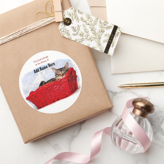 Schlafkätzchen in leuchtend rotem Korb Personalisi Runder Aufkleber (Schenken)