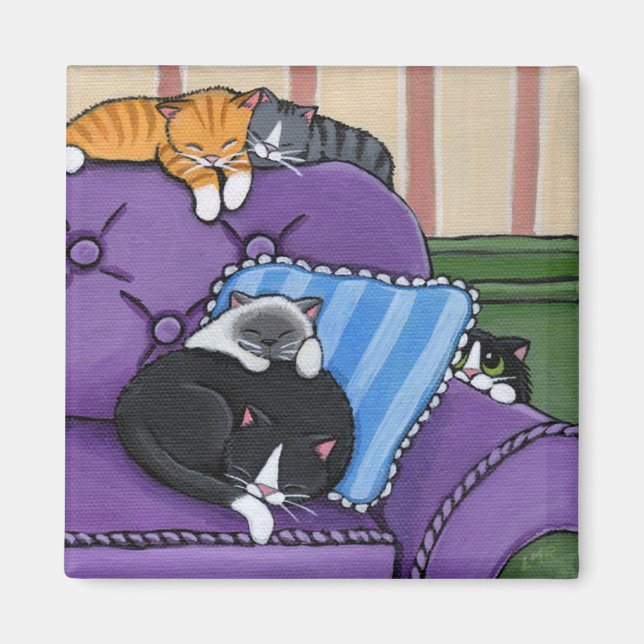 Schlaflose Katzen auf Sofa Whimsical Magnet (Vorne)