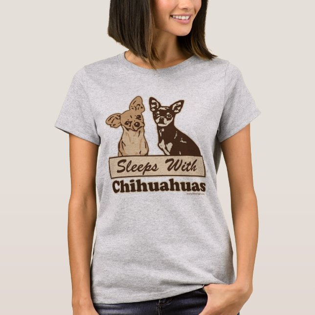 Schlafplätze mit Chihuahuas-Sprichwort T-Shirt (Vorderseite)