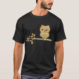 Schläfrige Eule im Baum T-Shirt