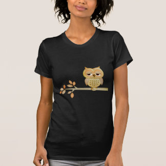 Schläfrige Eule im Baum T-Shirt
