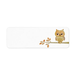 Schläfrige Eule im Baumlabel